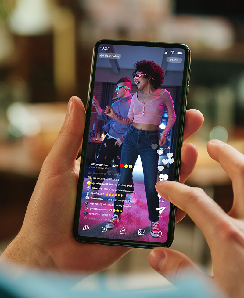 Schermata smartphone con profilo Instagram dell'influencer
